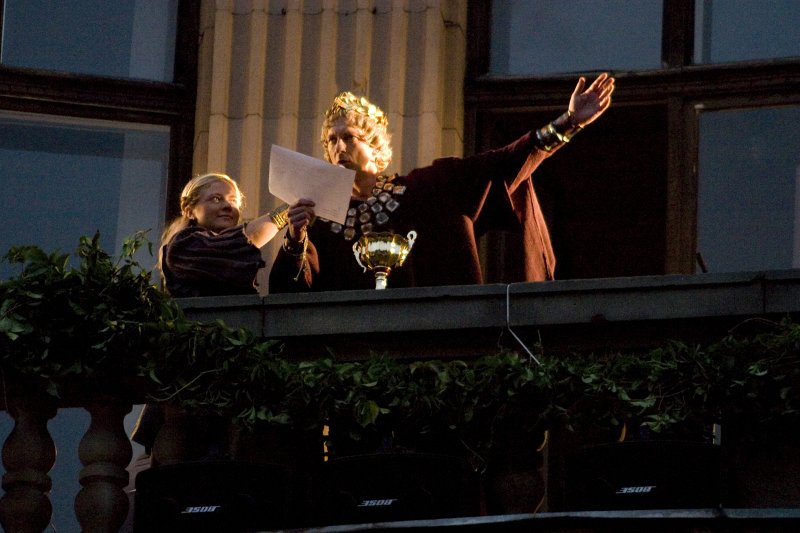 Jaunā Studenta svētki (Aristoteļa svētki) '2007 Doma Laukumā. Aristoteļa (aktiera Vara Klausītāja) uzruna studējošajiem no Latvijas Radio balkona.