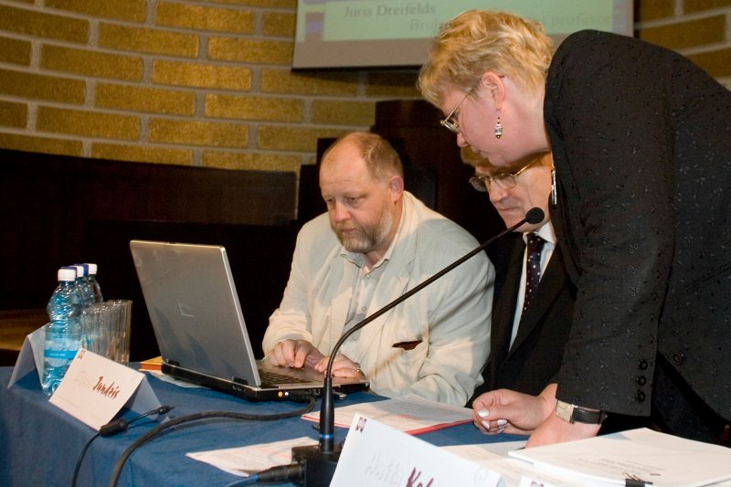 Konference 'Latvijas masu mediju loma demokrātiskas sabiedrības veidošanā'. Pa kreisi - konferences diskusiju moderators, LU JF lektors Arvīds Dravnieks.