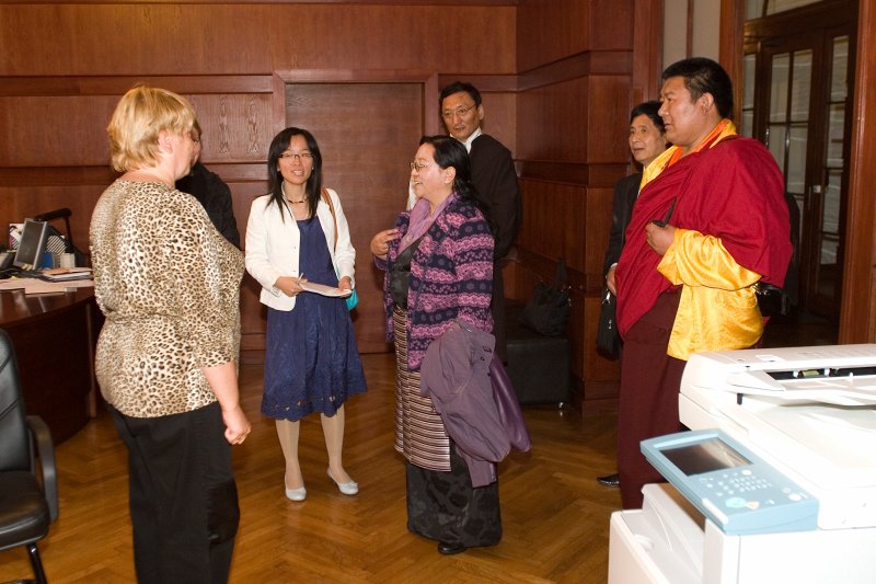 Latvijas Universitātē viesojas delegācija no Tibetas Autonomā reģiona Ķīnā. No kreisās: Alīna Gržibovska, LU Ārlietu departamenta direktore; Zhang Lin, Ķīnas Ārlietu ministrijas pārstāve; 

Tseyang Changngopa, Tibetas Universitātes viceprezidente, Dzimtes studiju departamenta vadītāja; 

Dorje Rinchen, Tibetas valodas un kultūras skolas dekāns no Ziemeļrietumu Nāciju Universitātes (Northwest University of Nationalities); Chen Zhengong, Ķīnas Starptautiskās Kultūras Asociācijas viceģenerālsekretārs; 

Ye Xinima, Gezhige klostera mūks, dzīvais buda.