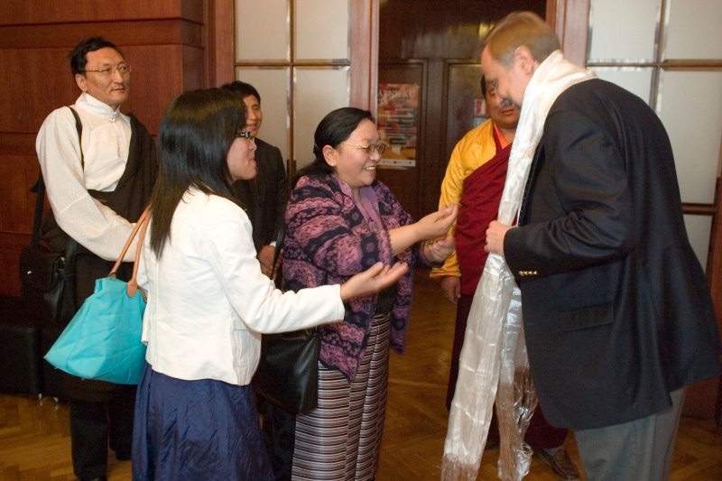Latvijas Universitātē viesojas delegācija no Tibetas Autonomā reģiona Ķīnā. Tseyang Changngopa, Tibetas Universitātes viceprezidente, Dzimtes studiju departamenta vadītāja (vidū) dāvina LU rektoram Mārcim Auziņam zīda šalli.