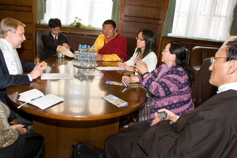 Latvijas Universitātē viesojas delegācija no Tibetas Autonomā reģiona Ķīnā. No kreisās:

Mārcis Auziņš, LU rektors; 

Chen Zhengong, Ķīnas Starptautiskās Kultūras Asociācijas viceģenerālsekretārs; 

Ye Xinima, Gezhige klostera mūks, dzīvais buda; 

Zhang Lin, Ķīnas Ārlietu ministrijas pārstāve; 

Tseyang Changngopa, Tibetas Universitātes viceprezidente, Dzimtes studiju departamenta vadītāja; 

Dorje Rinchen, Tibetas valodas un kultūras skolas dekāns no Ziemeļrietumu Nāciju Universitātes (Northwest University of 

Nationalities).