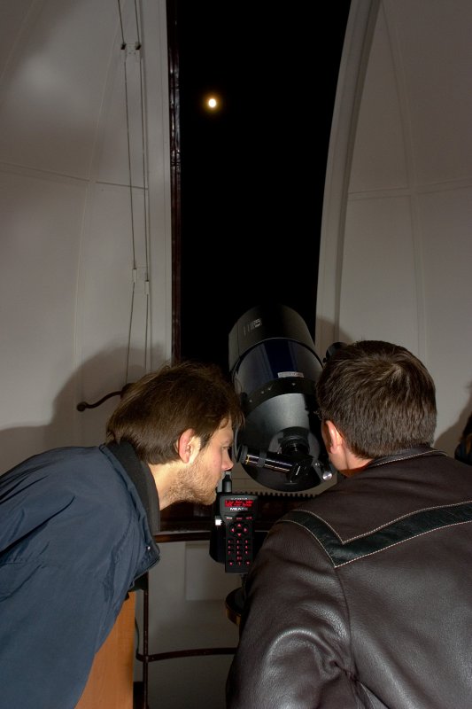 Zinātnieku nakts. Kosmisko ķermeņu vērošana LU Astronomiskajā tornī.