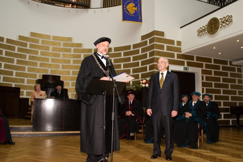 LU 88. gadadienai veltīta Senāta svinīgā sēde. No kreisās - LU rektors Mārcis Auziņš pasniedz LU Ģerboņa zelta zīmi bijušajam rektoram Ivaram Lācim.