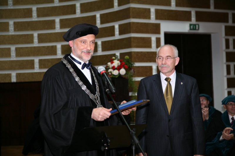 LU 88. gadadienai veltīta Senāta svinīgā sēde. No kreisās - LU rektors Mārcis Auziņš pasniedz LU Ģerboņa zelta zīmi bijušajam rektoram Ivaram Lācim.