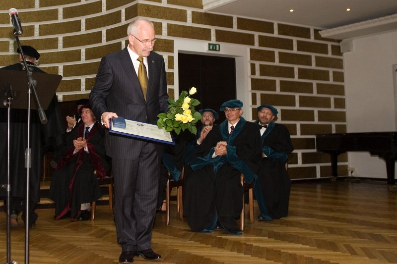 LU 88. gadadienai veltīta Senāta svinīgā sēde. LU bijušajam rektoram Ivaram Lācim pasniegta LU Ģerboņa zelta zīme.
