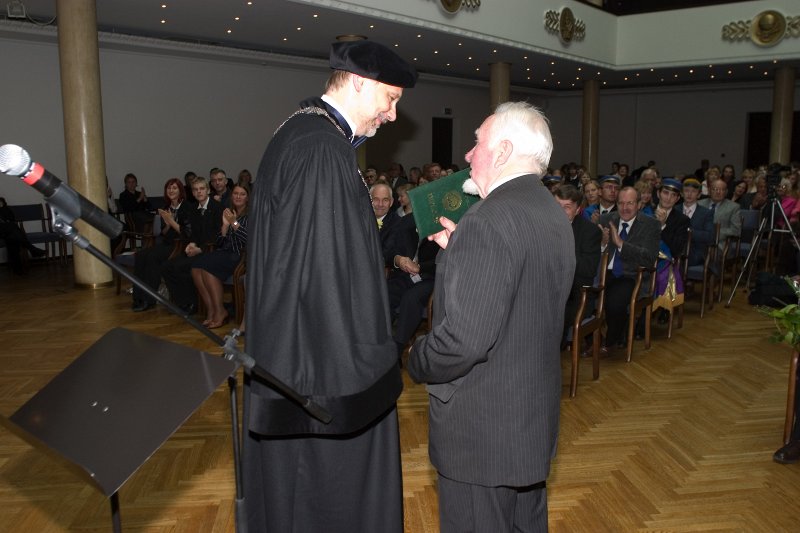 LU 88. gadadienai veltīta Senāta svinīgā sēde. No kreisās - LU rektors Mārcis Auziņš pasniedz emeritētā zinātnieka diplomu bijušajam Bioloģijas fakultātes profesoram Artūram Mauriņam.