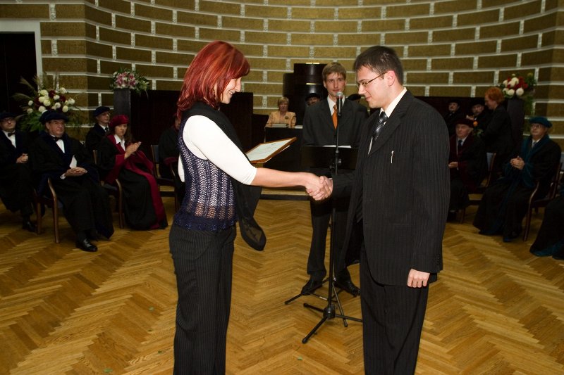 LU 88. gadadienai veltīta Senāta svinīgā sēde. Kristapa Morberga stipendiju pasniegšana. No kreisās - LUSP priekšsēdētāja Vita Duka un LU SZF maģistrants Jevgēnijs Černovs.