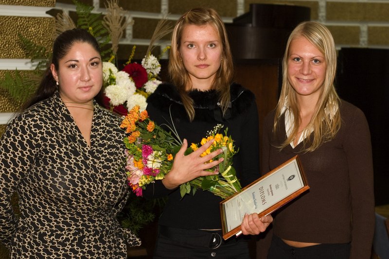 LU 88. gadadienas svinības. Alunāna ģimenes stipendijas saņēmēja LU JF studente Kristīne Kuriloviča (vidū) kopā ar iepriekšējo gadu šīs stipendijas saņēmējām PPF studenti Jekaterīnu Tumaševiču (pa kreisi) un FF studenti Zani Ābeli.