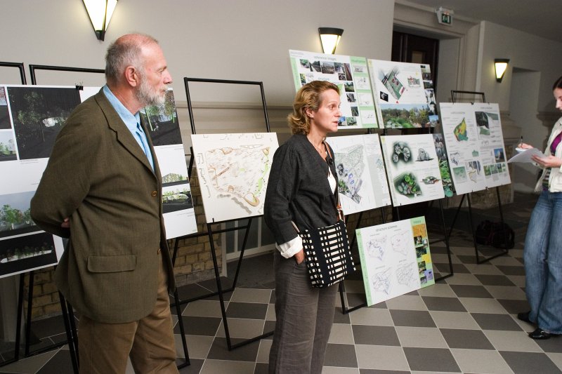 Preses konference, kas veltīta starptautiskā arhitektu, ainavas arhitektu un pilsētplānotāju plenēra 'LU Botāniskā dārza atdzimšana un nākotnes vīzijas' rezultātiem. Otro vietu ieguvušā projekta autori arhitekti (no kreisās) Christian Vermander un Liesbeth De Smet no arhitektu biroja 'Free Space' (Beļģija).