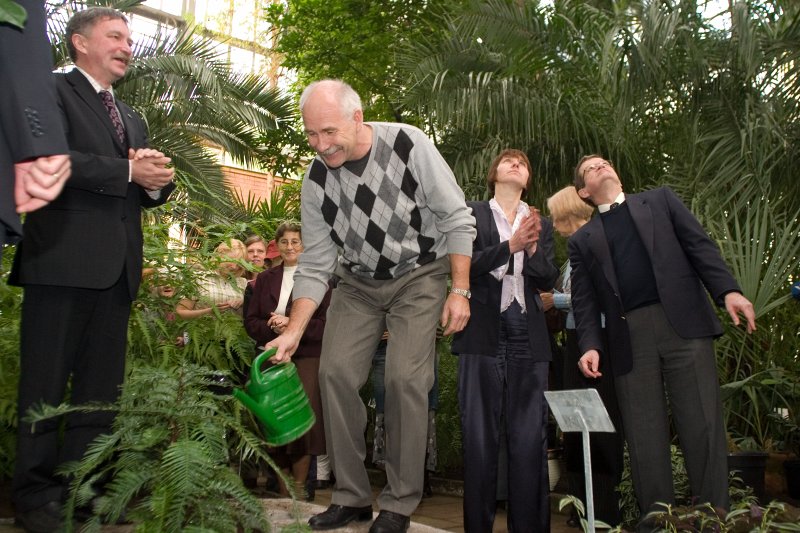 Austrālijas valdības dāvinātās Volemi priedes svinīgā dēstīšana LU Botāniskajā dārzā. LU bijušais rektors prof. Ivars Lācis aplaista nule dēstīto priedi.