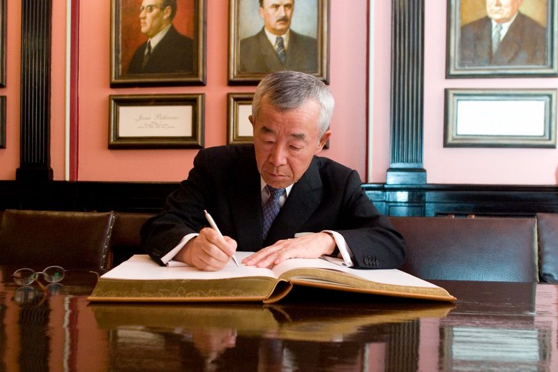 Latvijas Universitātē viesojas Japānas vēstnieks Eiropas Savienībā Takekazu Kavamura. null