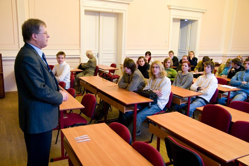 Fizikas un matemātikas fakultātes inovāciju kontakpunkta atklāšana. Pa kreisi - LU FMF dekāns Leonids Buligins.