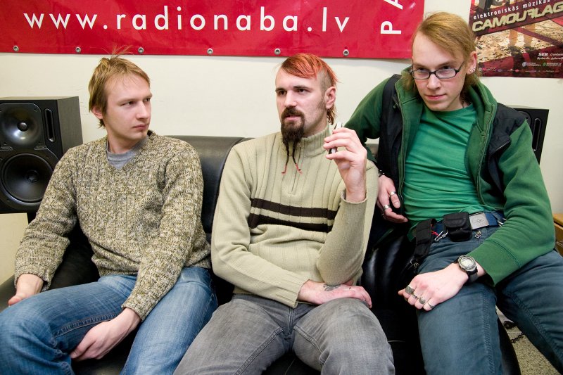 Latvijas Universitātes radio 'Naba' raidījuma 'Rīta drudzis' vadītāji (no kreisās) Artūrs Platpīrs, Artis Alksnis un Vicis. null