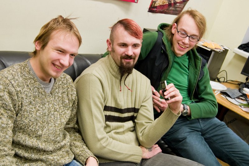 Latvijas Universitātes radio 'Naba' raidījuma 'Rīta drudzis' vadītāji (no kreisās) Artūrs Platpīrs, Artis Alksnis un Vicis. null