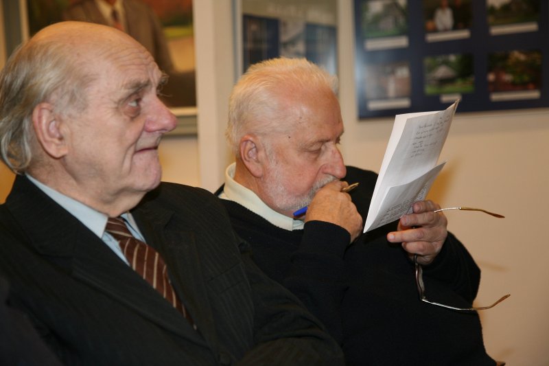 LU 66. konference. Zinātņu vēstures un muzejniecības sekcijas sēde. No kreisās: doc. Ilgvars Grosvalds un doc. Oļģerts Parčinskis.