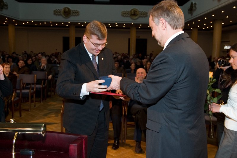 LU darbinieku sapulce. Gada balvas pasniegšana labākajiem darbiniekiem. LU rektors Mārcis Auziņš (no labās) pasniedz balvu Jurim Pūcem.