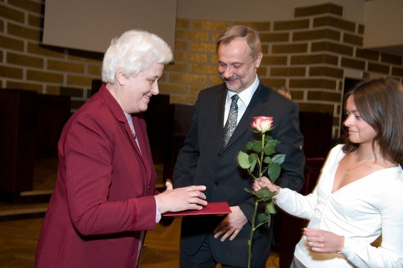 LU darbinieku sapulce. Gada balvas pasniegšana labākajiem darbiniekiem. LU rektors Mārcis Auziņš (vidū) pasniedz balvu Ārijai Demei.