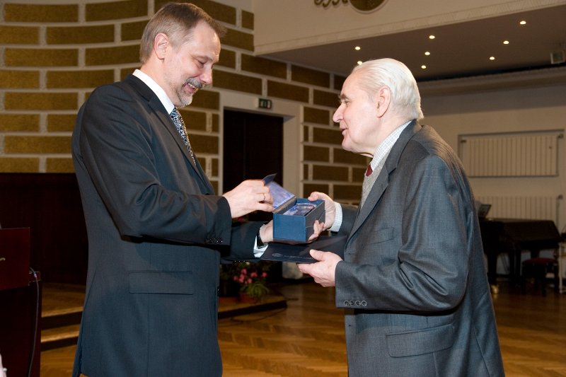 LU darbinieku sapulce. Gada balvas zinātnē pasniegšana. LU rektors Mārcis Auziņš (no kreisās) pasniedz balvu prof. Mārtiņam Beķerim.