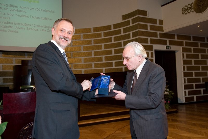 LU darbinieku sapulce. Gada balvas zinātnē pasniegšana. LU rektors Mārcis Auziņš (no kreisās) pasniedz balvu prof. Albertam Varslavānam.