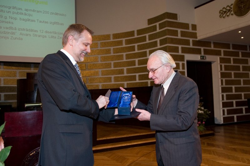LU darbinieku sapulce. Gada balvas zinātnē pasniegšana. LU rektors Mārcis Auziņš (no kreisās) pasniedz balvu prof. Albertam Varslavānam.