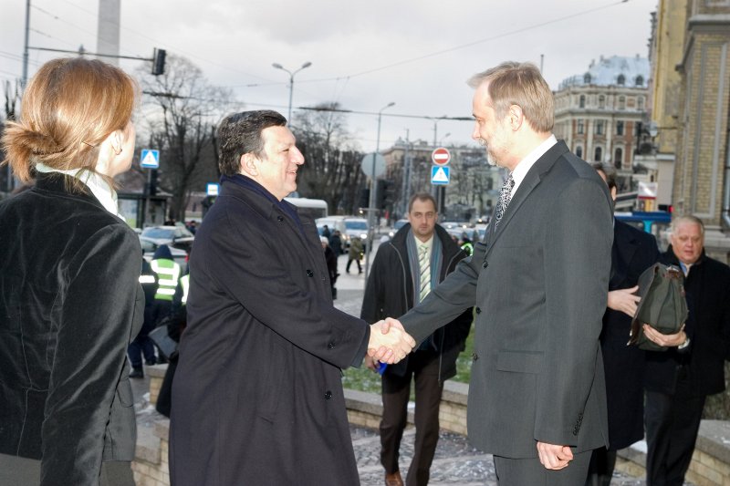 Konference 'Lisabonas līgums - kā tas mūs ietekmēs?'. LU rektors Mārcis Auziņš (no labās) sagaida Eiropas Komisijas priekšsēdētāju Žozē Manuelu Barozu (José Manuel Barroso).