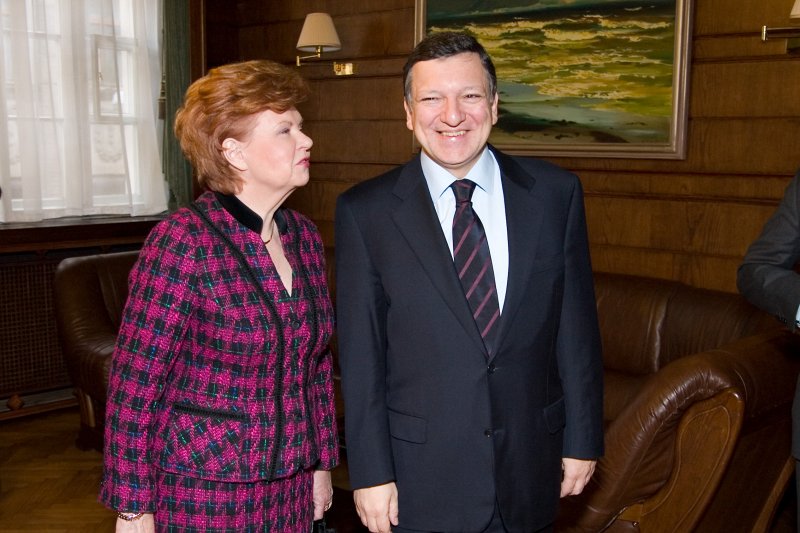 Konference 'Lisabonas līgums - kā tas mūs ietekmēs?'. Pārdomu grupas priekšsēdētāja vietniece Vaira Vīķe Freiberga tiekas ar Eiropas Komisijas priekšsēdētāju Žozē Manuelu Barozu (José Manuel Barroso).