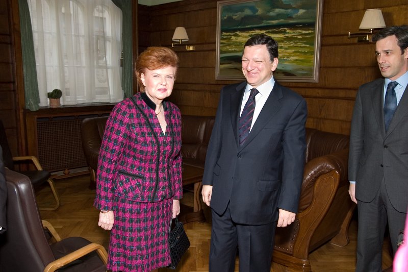 Konference 'Lisabonas līgums - kā tas mūs ietekmēs?'. Pārdomu grupas priekšsēdētāja vietniece Vaira Vīķe Freiberga tiekas ar Eiropas Komisijas priekšsēdētāju Žozē Manuelu Barozu (José Manuel Barroso).