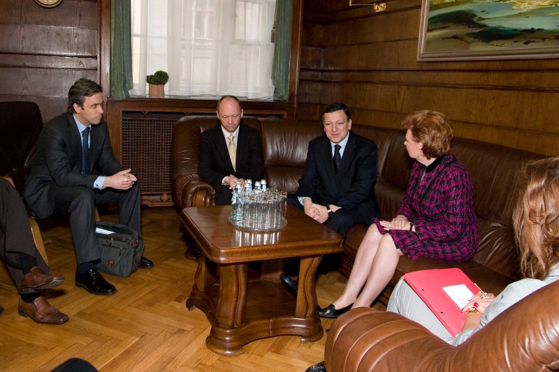 Konference 'Lisabonas līgums - kā tas mūs ietekmēs?'. No kreisās: (?); Ārkārtējais un pilnvarotais vēstnieks, Latvijas pastāvīgais pārstāvis ES Normunds Popens; Eiropas Komisijas priekšsēdētājs Žozē Manuels Barozu (José Manuel Barroso); Pārdomu grupas priekšsēdētāja vietniece Vaira Vīķe Freiberga.