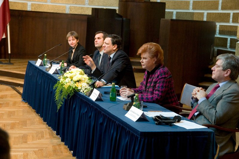 Konference 'Lisabonas līgums - kā tas mūs ietekmēs?'. No kreisās:
ES informācijas aģentūras direktore Linda Jākobsone; 
LR ārlietu ministrs Māris Riekstiņš; 
Eiropas Komisijas priekšsēdētājs Žozē Manuels Barozu; 
Pārdomu grupas priekšsēdētāja vietniece Vaira Vīķe Freiberga; 
EP pārstāvis Enrike Barons-Krespo.