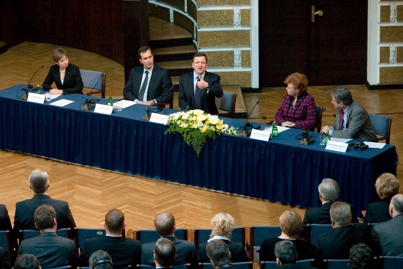 Konference 'Lisabonas līgums - kā tas mūs ietekmēs?'. No kreisās:
ES informācijas aģentūras direktore Linda Jākobsone; 
LR ārlietu ministrs Māris Riekstiņš; 
Eiropas Komisijas priekšsēdētājs Žozē Manuels Barozu (José Manuel Barroso); 
Pārdomu grupas priekšsēdētāja vietniece Vaira Vīķe Freiberga; 
EP pārstāvis Enrike Barons-Krespo (Enrique Barón Crespo).