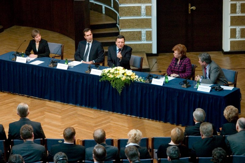 Konference 'Lisabonas līgums - kā tas mūs ietekmēs?'. No kreisās:
ES informācijas aģentūras direktore Linda Jākobsone; 
LR ārlietu ministrs Māris Riekstiņš; 
Eiropas Komisijas priekšsēdētājs Žozē Manuels Barozu (José Manuel Barroso); 
Pārdomu grupas priekšsēdētāja vietniece Vaira Vīķe Freiberga; 
EP pārstāvis Enrike Barons-Krespo (Enrique Barón Crespo).