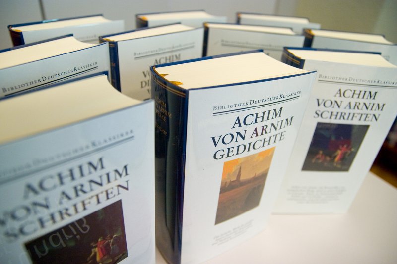 Vācijas vēstnieks Latvijā nodod Vācijas Zinātniskās pētniecības biedrības grāmatu dāvinājumu LU Moderno valodu fakultātes Ģermānistikas nodaļai (MVF bibliotēkā). null