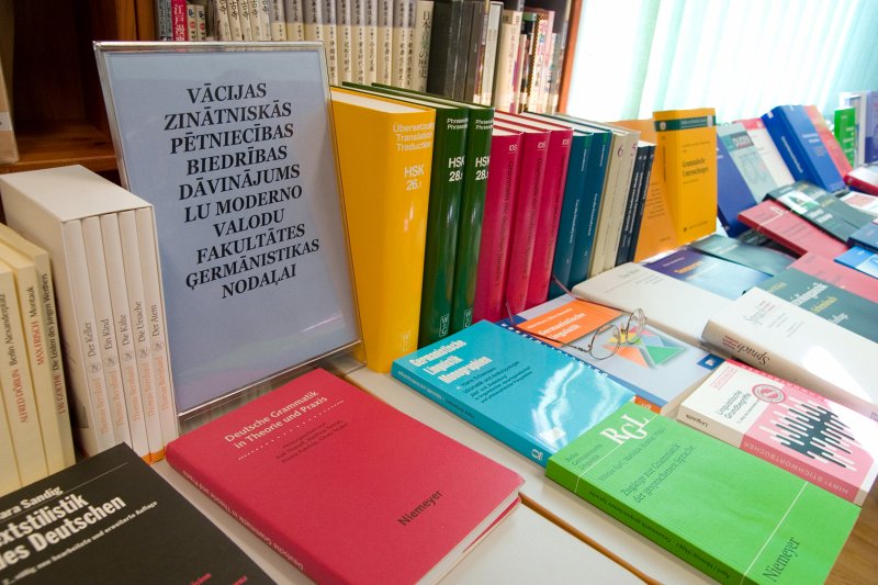 Vācijas vēstnieks Latvijā nodod Vācijas Zinātniskās pētniecības biedrības grāmatu dāvinājumu LU Moderno valodu fakultātes Ģermānistikas nodaļai (MVF bibliotēkā). null