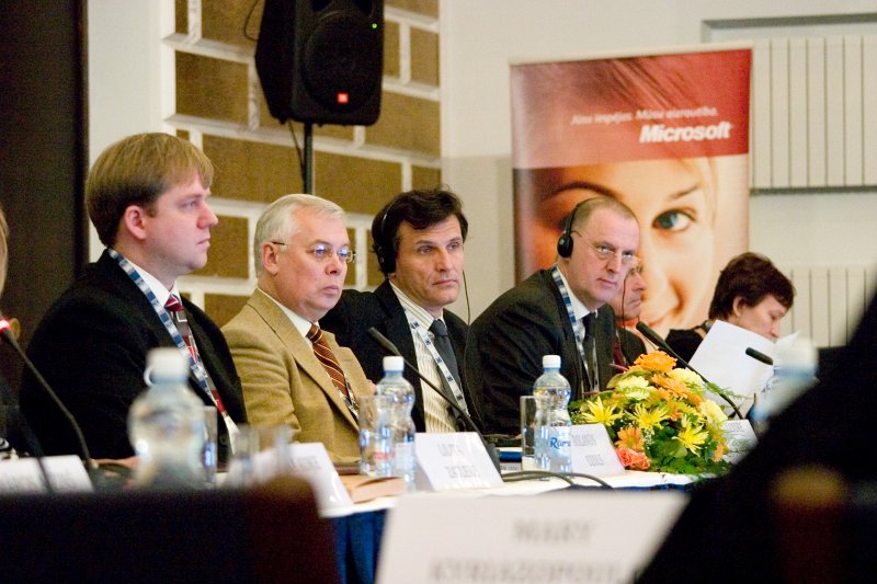 UNESCO konference 'Iekļaujošā izglītība: no politiskā dialoga līdz saskaņotai darbībai'. No kreisās: 
UNESCO Latvijas Nacionālās komisijas ģenerālsekretārs Rolands Ozols; 
UNESCO padomnieks izglītibas jautājumos Eiropas reģionam Aleksandrs Saņņikovs; 
Ženēvas izglītības ministrs (Šveice) Čārlzs Bīrs (Charles Beer); 
Eiropas speciālās izglītības attīstības aģentūras direktors Kors Meijers (Cor Meijer).