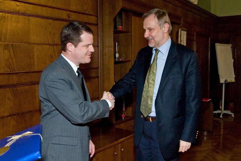 ASV vēstnieks Latvijā Čarlzs Larsons (Charles W. Larson) (no kreisās) tiekas ar LU rektoru Mārci Auziņu. null