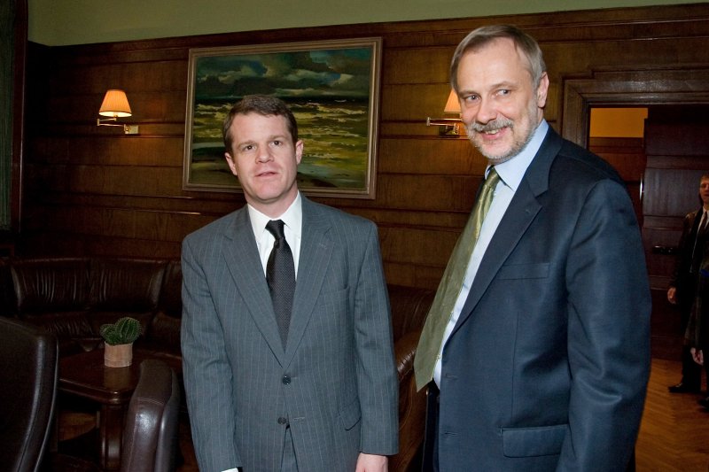 ASV vēstnieks Latvijā Čarlzs Larsons (Charles W. Larson) (no kreisās) tiekas ar LU rektoru Mārci Auziņu. null