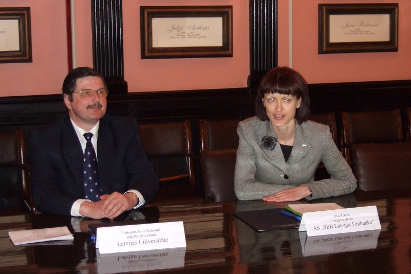 Latvijas Universitāte paraksta ziedojuma līgumu ar SEB Unibanku. No kreisās: LU mācību prorektors prof. Juris Krūmiņš un SEB Unibanka viceprezidente Ieva Tetere.