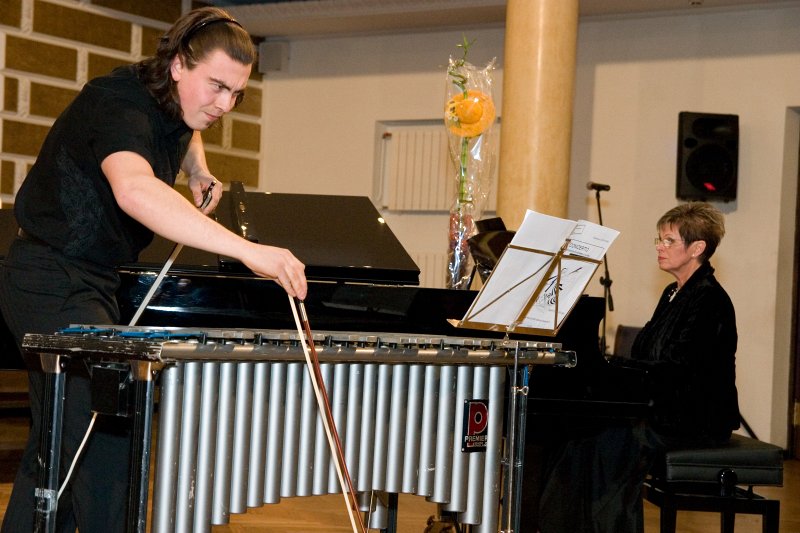Koncertmeistares Ilzes Dzērves jubilejas koncerts 'Dzērves ir atlidojušas atkal...'. Perkusionists Rihards Zaļupe un koncertmeistare Ilze Dzērve.