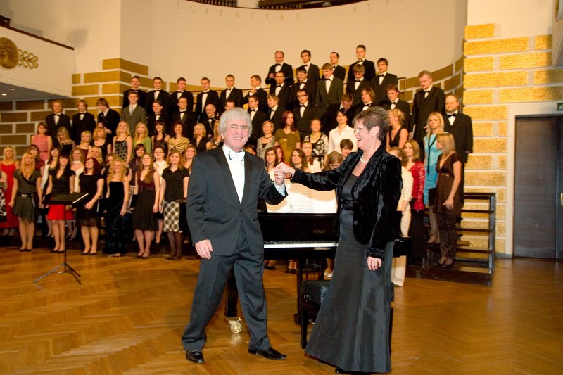 Koncertmeistares Ilzes Dzērves jubilejas koncerts 'Dzērves ir atlidojušas atkal...'. Diriģents Juris Kļaviņš un koncertmeistare Ilze Dzērve.
