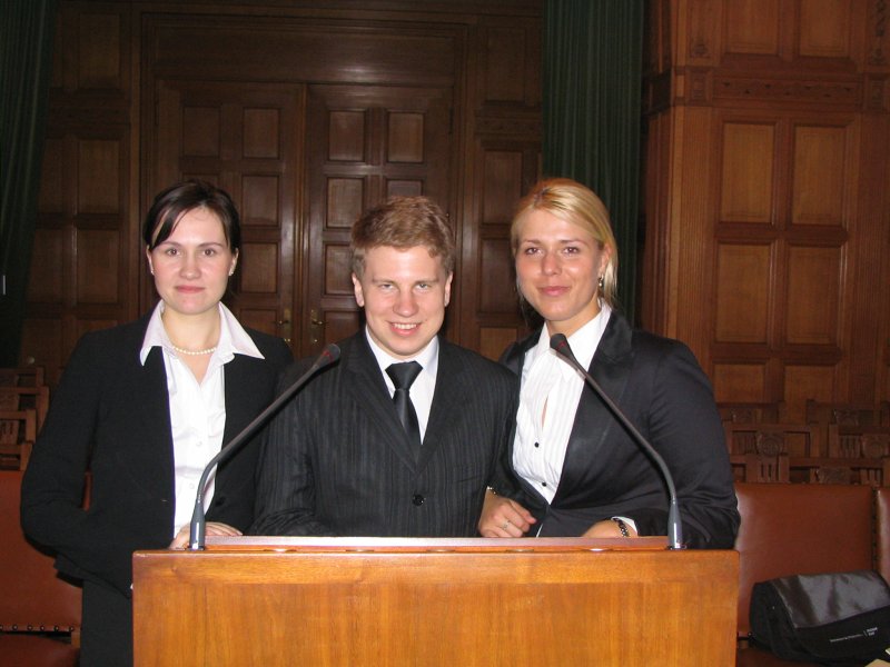 ANO Starptautisko tiesas izspēles sacensību uzvarētāji - Latvijas Universitātes komanda. No kreisās:
LU Juridiskās fakultātes 3.kursa studenti Katrīne Pļaviņa, Andris Rimša un Aija Lejniece.