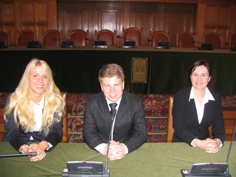ANO Starptautisko tiesas izspēles sacensību uzvarētāji - Latvijas Universitātes komanda. No kreisās:
LU Juridiskās fakultātes 3.kursa studenti Aija Lejniece, Andris Rimša un Katrīne Pļaviņa.