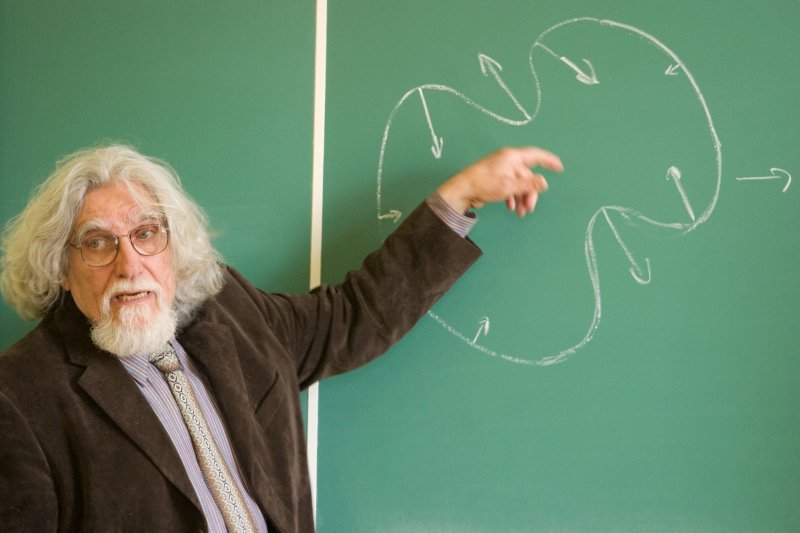 Kornela universitātes profesora Deivida Hendersona (David W. Henderson) lekcija 'Kā matemātiķis var nopelnīt 1 miljonu $ ?' null