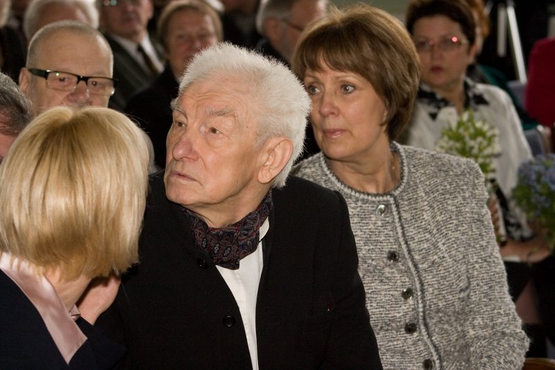 Dzejniekam Imantam Ziedonim un viņa 75.dzimšanas dienai veltīts pasākums 'Ziedoņa dienas 2008'. Imants Ziedonis ar dzīvesbiedri Ausmu Kantāni-Ziedoni.