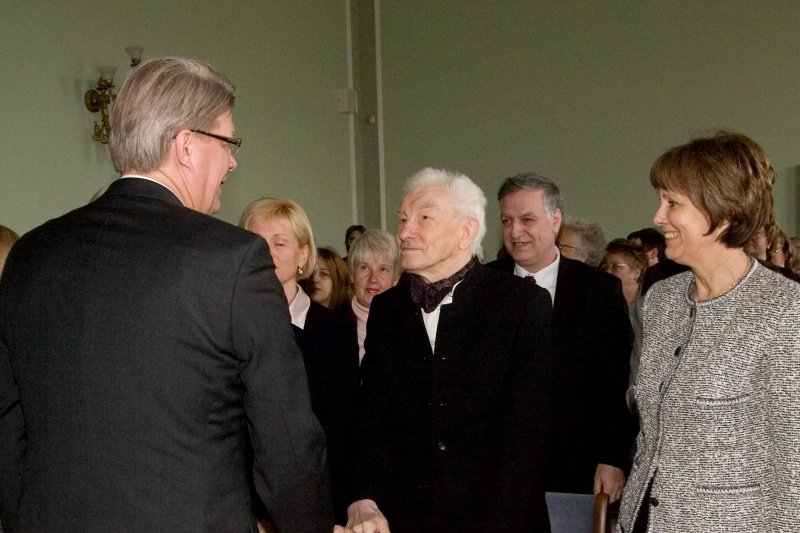 Dzejniekam Imantam Ziedonim un viņa 75.dzimšanas dienai veltīts pasākums 'Ziedoņa dienas 2008'. Imants Ziedonis tiekas ar Valsts prezidentu Valdi Zatleru.