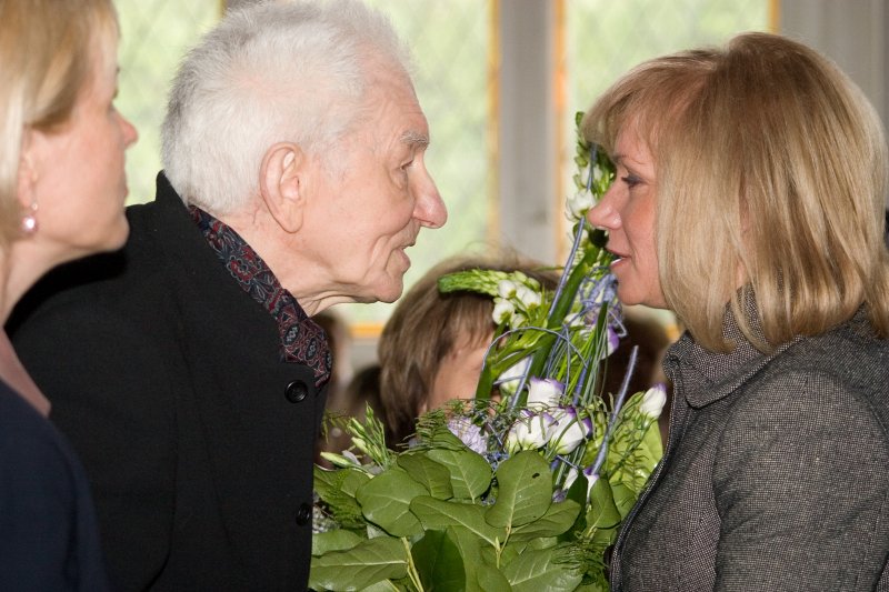 Dzejniekam Imantam Ziedonim un viņa 75.dzimšanas dienai veltīts pasākums 'Ziedoņa dienas 2008'. Imantu Ziedoni sveic Lilita Zatlere.