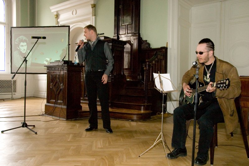 Dzejniekam Imantam Ziedonim un viņa 75.dzimšanas dienai veltīts pasākums 'Ziedoņa dienas 2008'. Muzikāls sveiciens grups 'Borowa MC'.