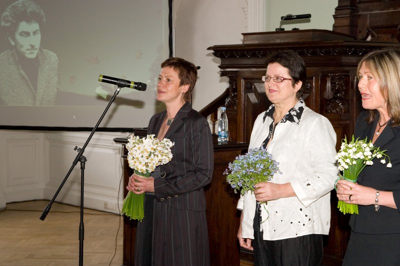 Dzejniekam Imantam Ziedonim un viņa 75.dzimšanas dienai veltīts pasākums 'Ziedoņa dienas 2008'. No kreisās: laikraksta Diena galvenā redaktore Sarmīte Ēlerte, dzejniece Māra Zālīte, rakstniece Nora Ikstena.