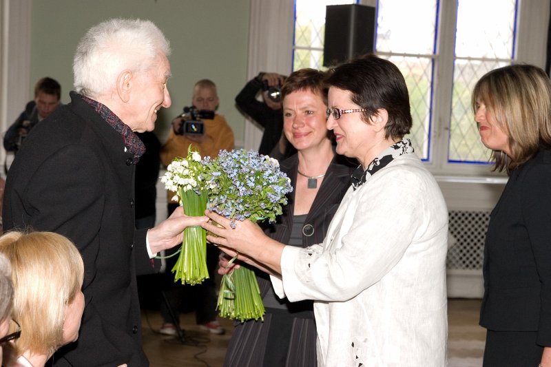 Dzejniekam Imantam Ziedonim un viņa 75.dzimšanas dienai veltīts pasākums 'Ziedoņa dienas 2008'. Imantu Ziedoni sveic dzejniece Māra Zālīte.