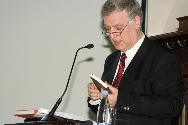 Dzejniekam Imantam Ziedonim un viņa 75.dzimšanas dienai veltīts pasākums 'Ziedoņa dienas 2008'. Ukrainas vēstnieks Latvijā, dzejnieks Rauls Čilačava.
