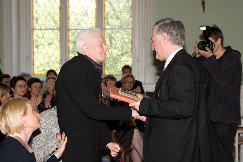 Dzejniekam Imantam Ziedonim un viņa 75.dzimšanas dienai veltīts pasākums 'Ziedoņa dienas 2008'. No kreisās: Imants Ziedonis un Ukrainas vēstnieks Latvijā, dzejnieks Rauls Čilačava.
